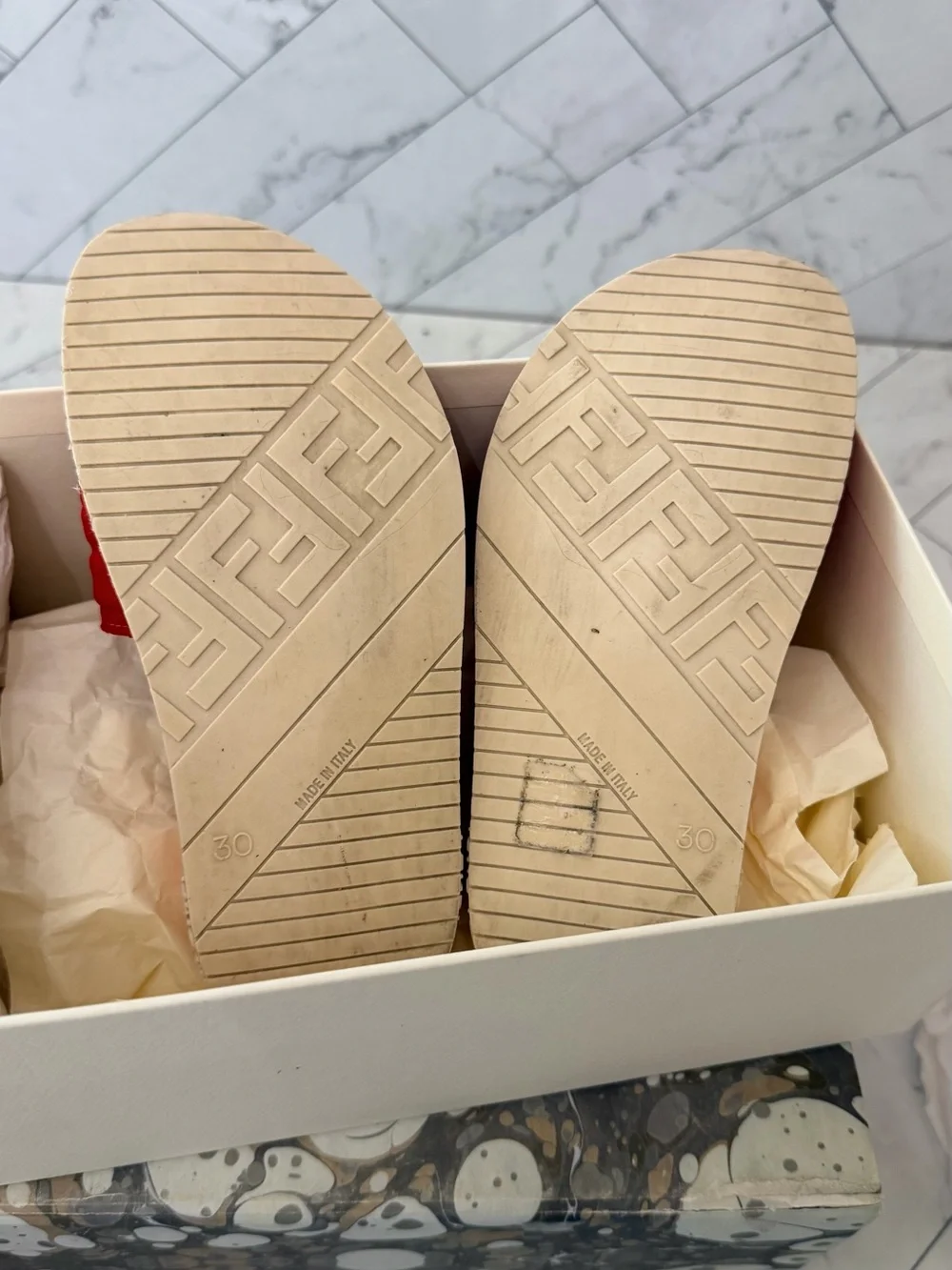 Fendi  KIDS LOGO EMBOSSED SLIDES